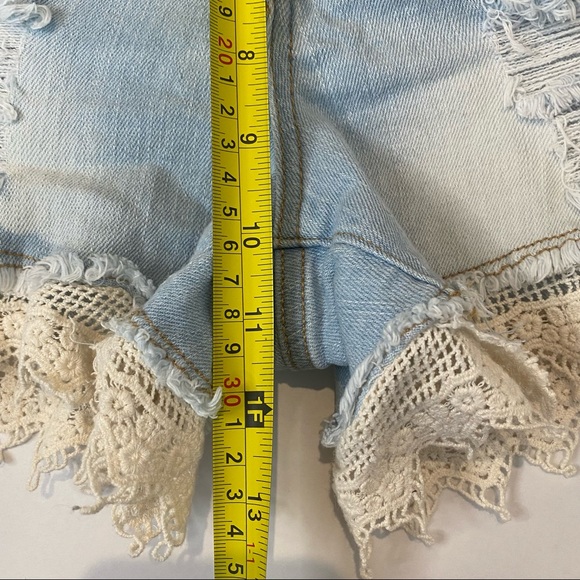 Ladies Altard State denim jean shorts light wash size 27 - Picture 3 of 6
